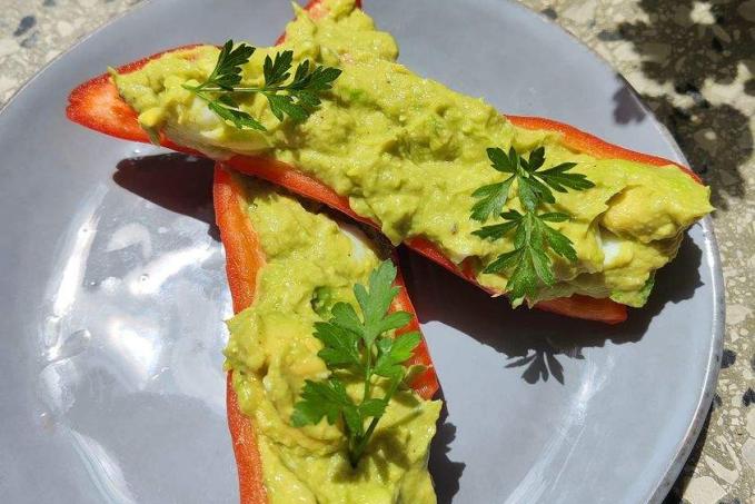 Tuňákovo-avokádovo-vaječná pomazánka