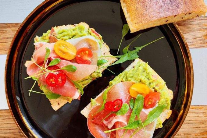 Mandlový toast s avokádem a prosciuttem