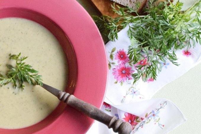 Krémová polévka z mrkvové naťě