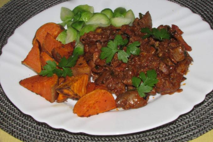 KUŘECÍ JÁTRA S PEČENÝM BATÁTEM A KAPUSTIČKAMI