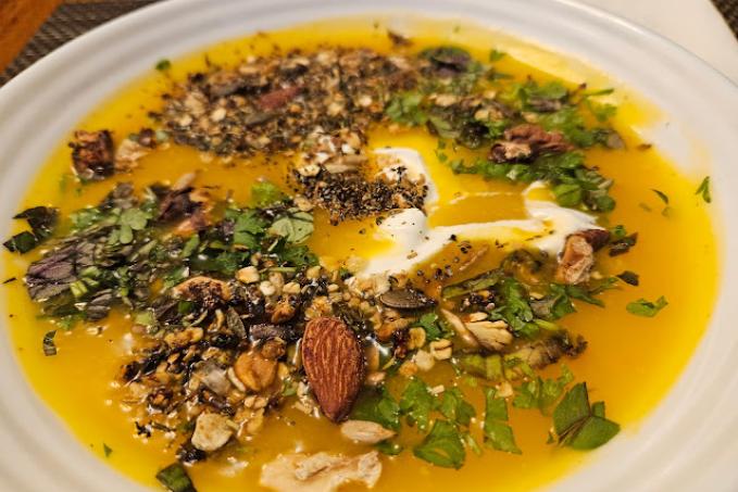Dýňová polévka s kuřecím vývarem a granolou