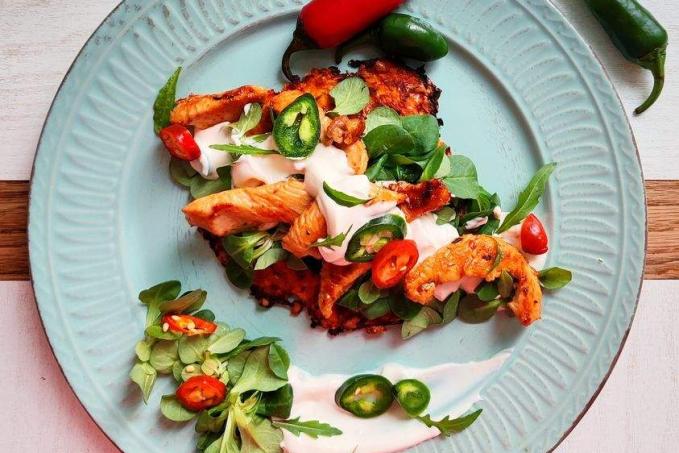 Krůtí prsa na placce z dýně s jalapeno dílem