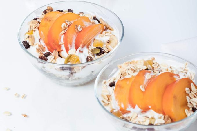 Jogurt s kaki a ořechy