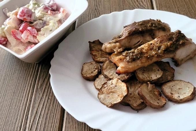 KAPR NA ČESNEKU S TOPINAMBUREM A SALÁTEM