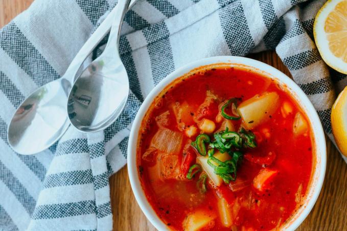 Polévka z pečených paprik s fazolemi