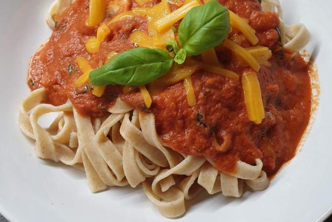 Celozrnné linguine s rajčatovo houbovou omáčkou