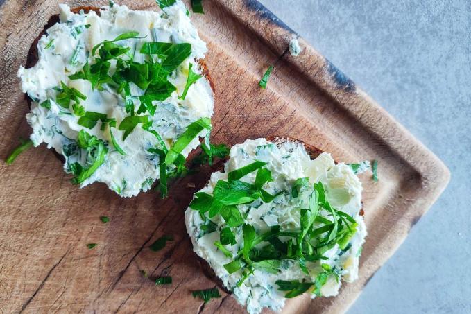 Tvarůžková pomazánka s petrželkou