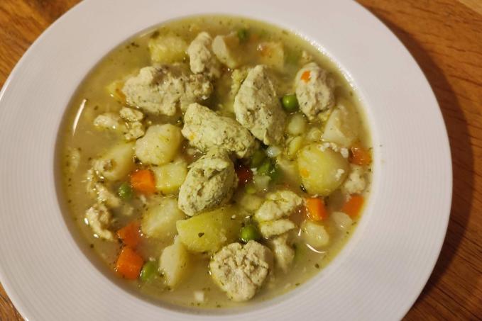 Polévka s nadýchanými kuřecími knedlíčky