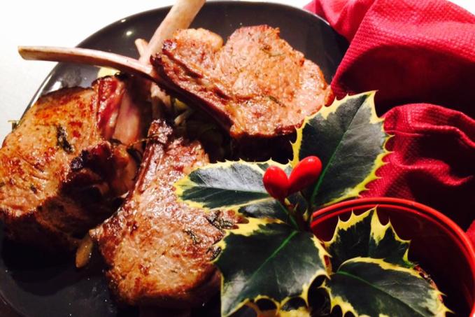 Telecí kotletka á la Roastbeef s orestovaným květákem a brokolicí na cibulce