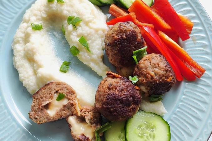 Masové koule plněné sýrem s květákovou kaší