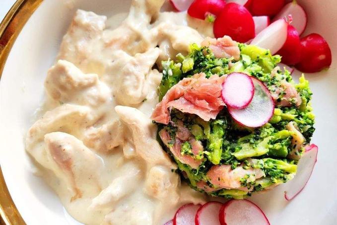 Kuřecí nudličky v nivové omáčce, šťouchaná brokolice se sušeným špekem