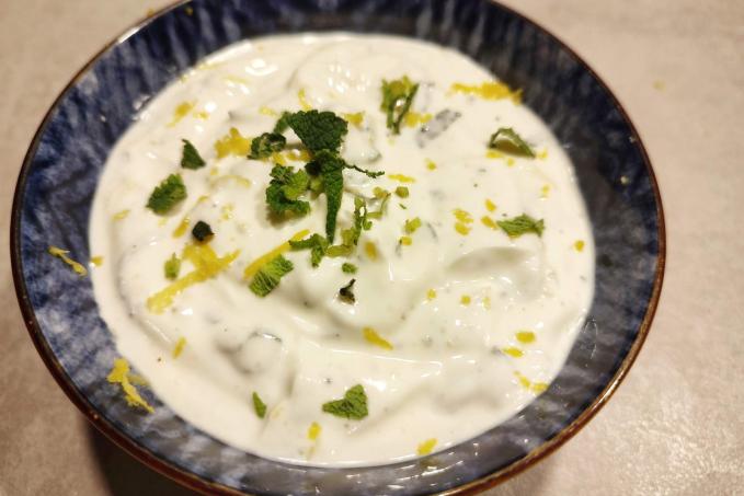 Jogurtový dip s citronem a mátou