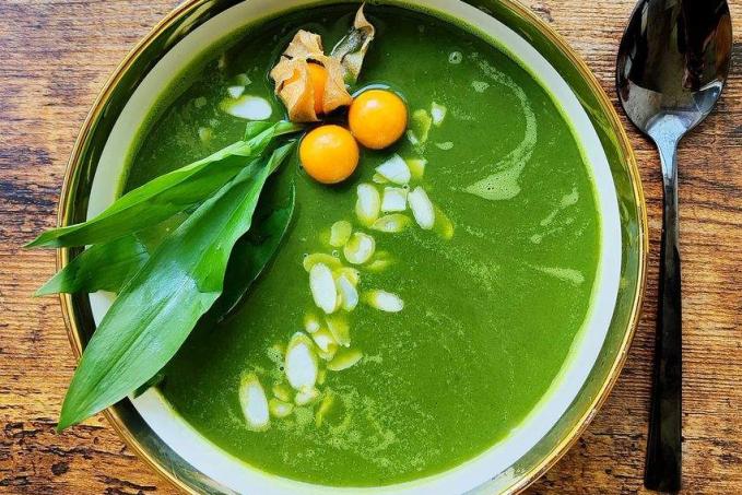 Polévka z cukety a medvědího česneku