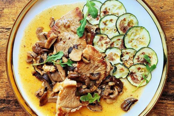 Vepřová kýta na houbách s opečenou cuketou