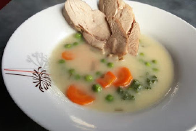 Dušená krůta s hráškem a mrkví