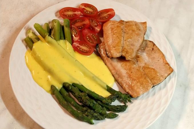 Losos, chřest a holandská omáčka - LC