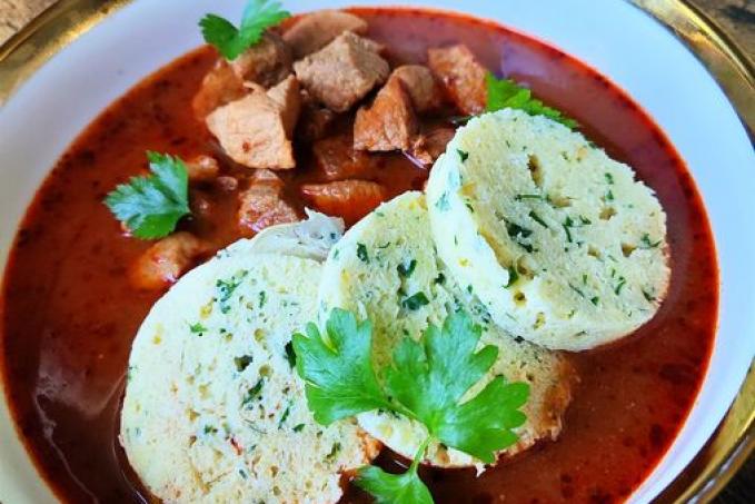 Vepřový guláš a bylinkové knedlíky