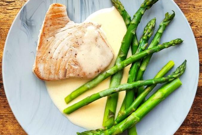 Tuňák s chřestem a holandskou omáčkou