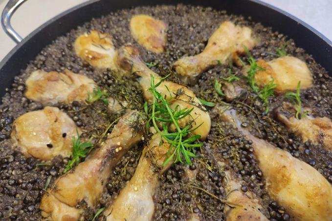 Středomořské kuře s quinoou a belugou z jednoho hrnce