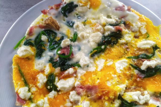 Omeleta se špenátem a balkánským sýrem