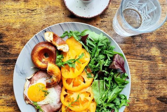 Bagely s uzenými sýrovými nitěmi, volské oko a zelenina