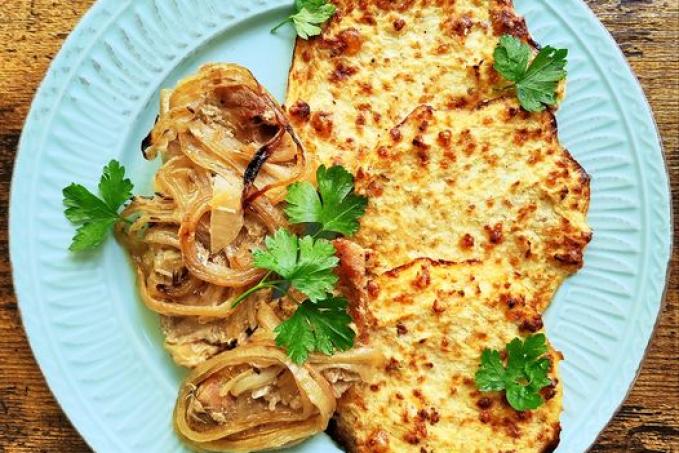 Pečené maso na cibuli a zelné placky