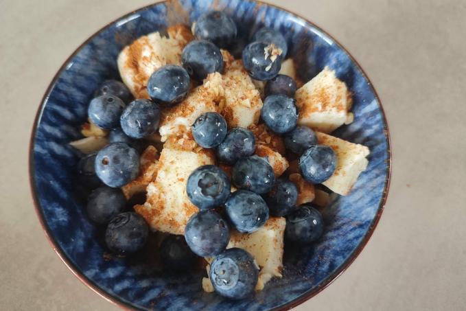 Mozzarella s borůvkami a skořicí
