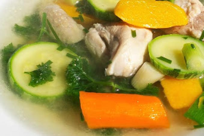 Kuřecí polévka s cuketou a dýní