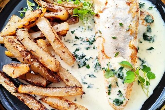 Filety z candáta, bazalková omáčka a kedlubnové hranolky