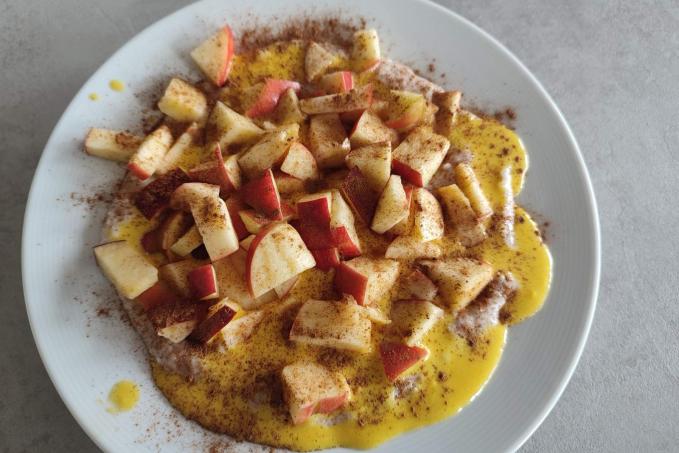 Vločková kaše se sněhem a žloutkovým přelivem