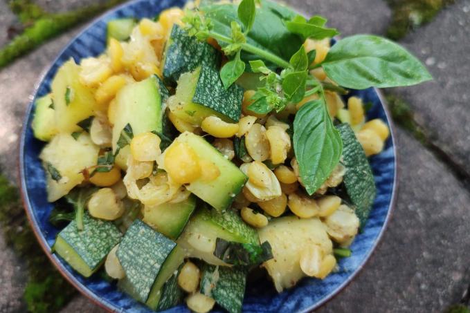 Žlutý hrách s cuketou a bazalkou