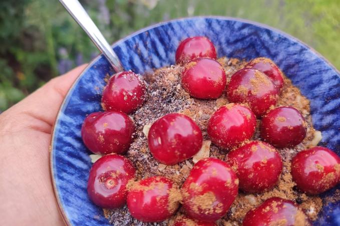 Jogurt s mákem a třešněmi