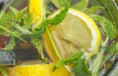 Mátový ledový čaj