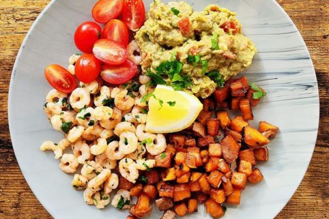 Krevety s petrželkou, batát a avokádo s rajčaty