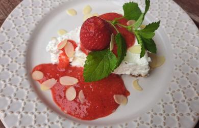 Nepečený tvarohový dort s hrudkovitým tvarohem plný bílkovin