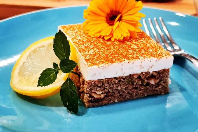 Lowcarb skořicové cuketové řezy se svěžím citrónovým krémem a křupavými lískovými oříšky