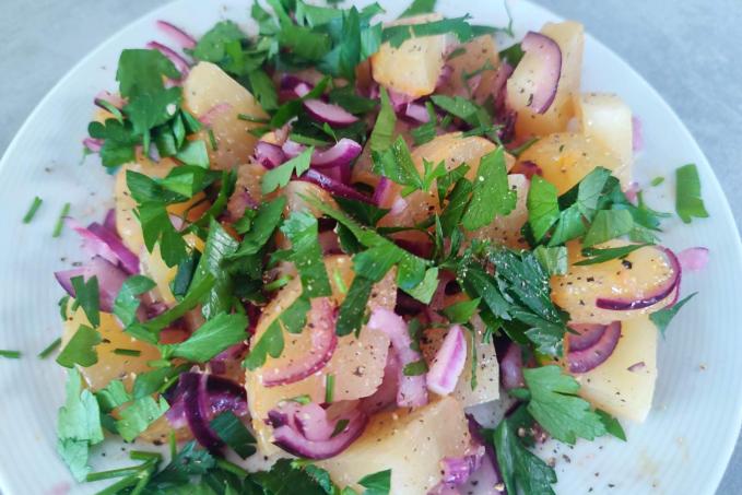 Pikantní tvarůžkový salát s červenou cibulkou