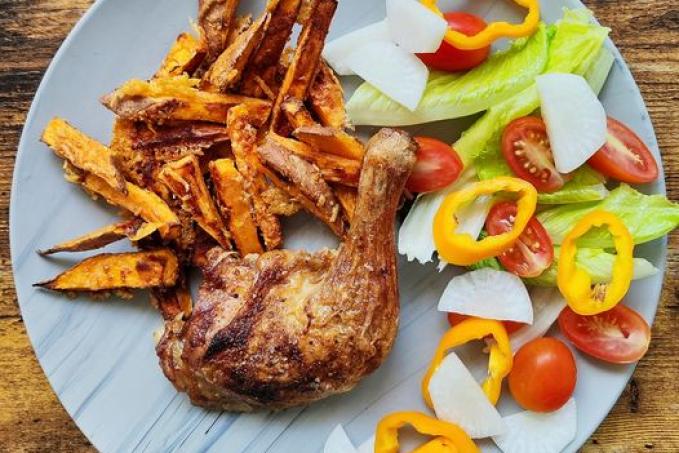 Pečené kuřecí stehno a batátové hranolky s parmazánem