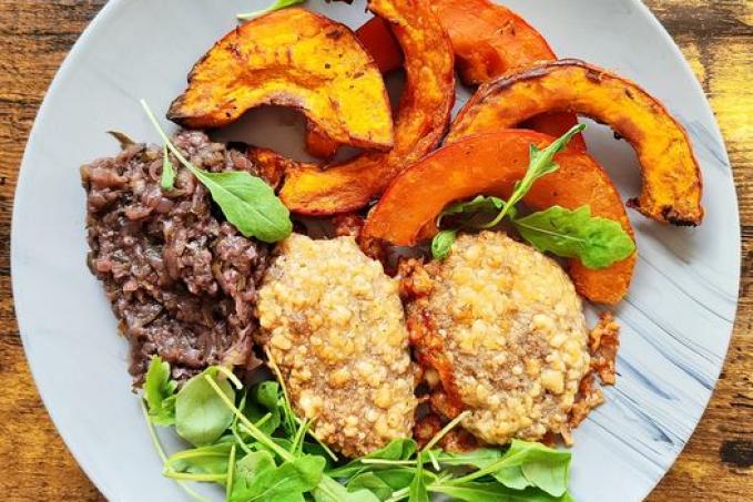 Karbanátky se sýrem, pečená dýně a cuketové "chutney"