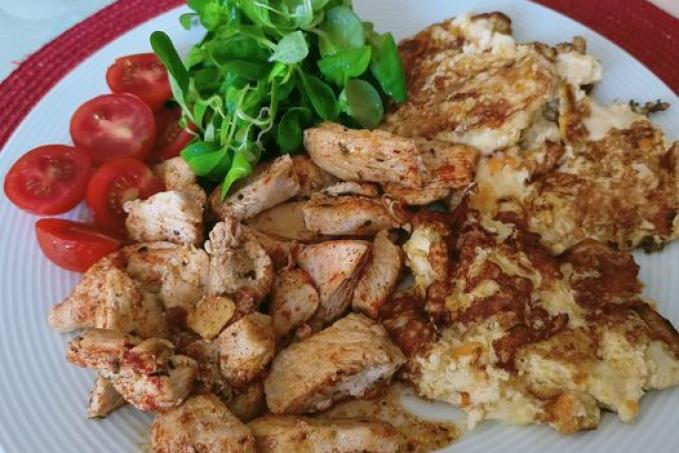 Kuřecí prso a květákové placky se sýrem