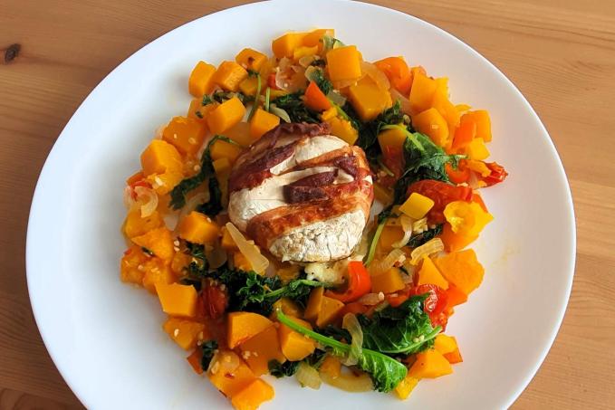 Grilovaný hermelín s restovanou podzimní zeleninou