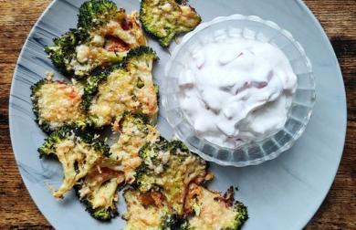 Rozmáčklá pečená brokolice a tvarohový dip s rajčaty a jalapeno