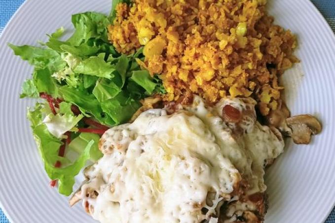 Vepřová kotleta se žampiony a sýrem, květáková rýže s kari