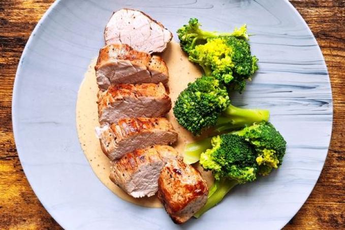 Vepřová panenka s hořčičnou omáčkou a brokolicí