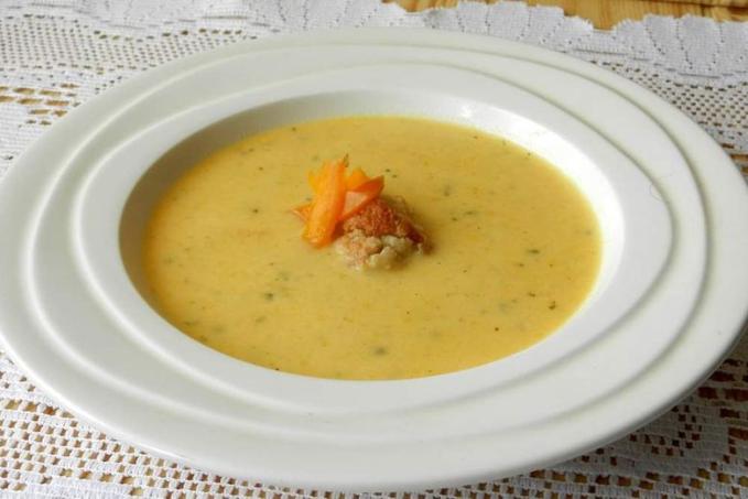 Polévka z pečeného květáku a mrkve