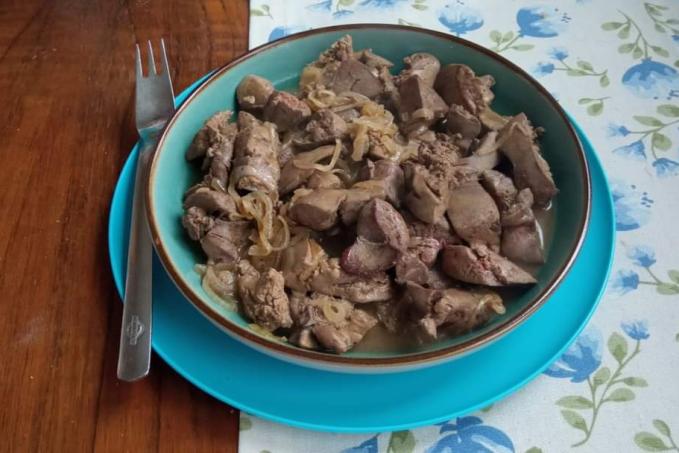 kuracie pečienky/játra s cibuľou na bielom víne