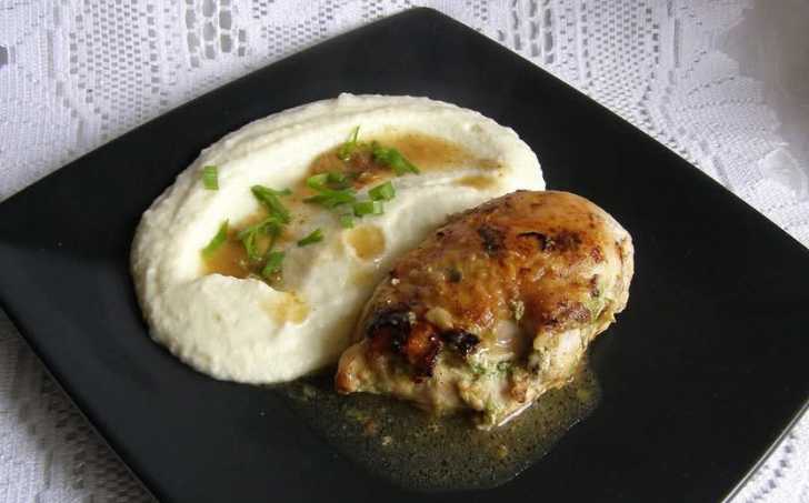 Kuřecí prso plněné cibulovo-česnekovou náplní s květákovým pyré