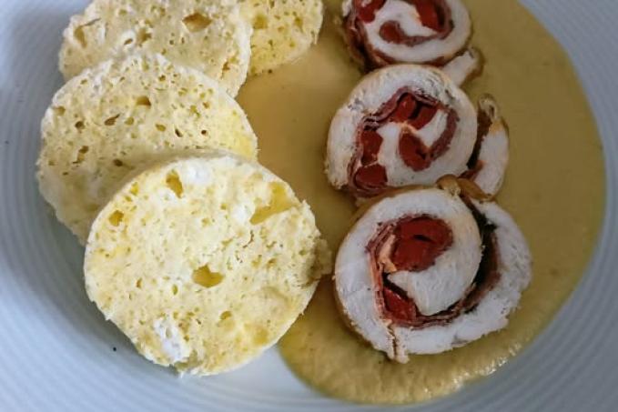 Kuřecí roláda, zeleninová omáčka a knedlík z čerstvého sýra