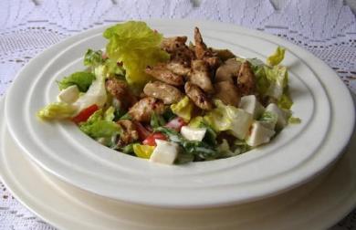 Salát s mozzarellou a kuřecím masem