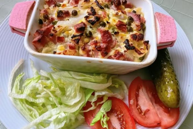 Květák zapečený s vejci , šunkou a cottagem